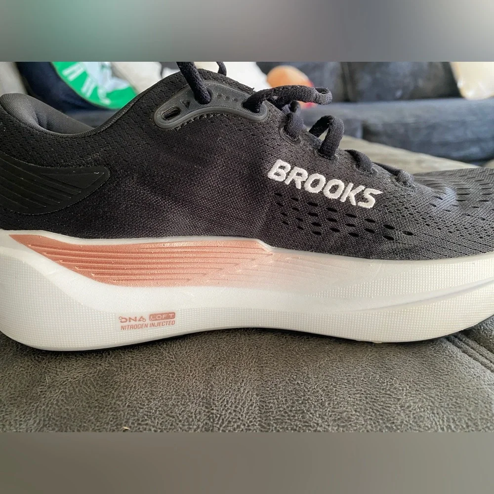 Brooks Ghost Max 3 women’s black and peach shoe 6.5 W - Picture 9 of 12